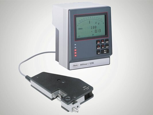 Highly accurate snap gage with integrated inductive probe